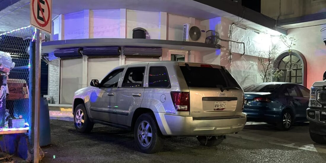 Camioneta en la que viajaba la periodista al ser atacada, el domingo.