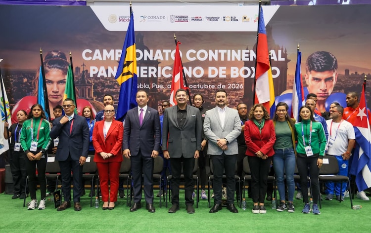 Al centro, el gobernador de Puebla, Alejandro Armenta Mier.