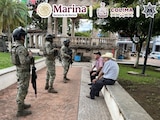 Integrantes de la Marina en operación.