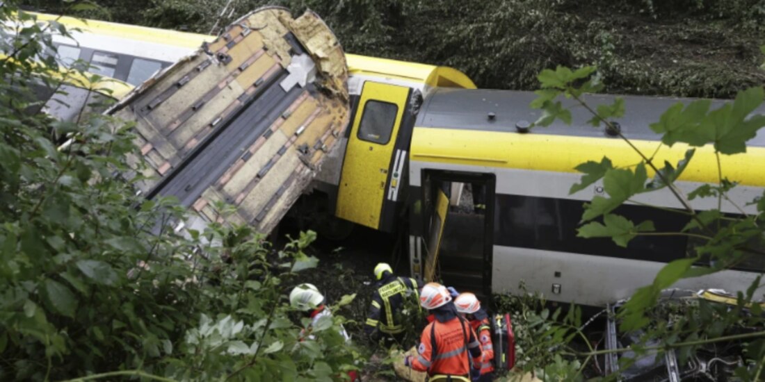 Rescatistas buscan pasajeros en tren descarrilado en Zwiefaltendorf, ayer.