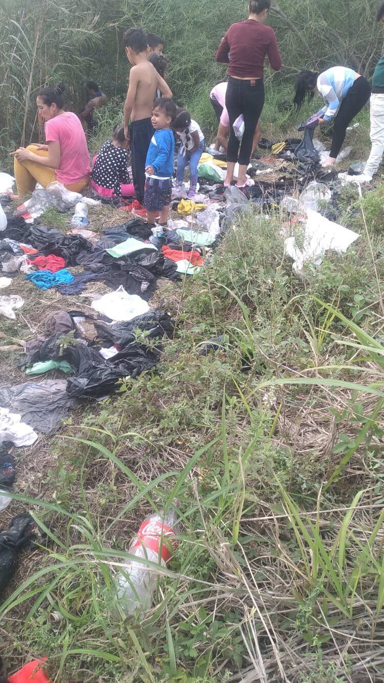 Niños migrantes deambulan entre la basura y las pertenencias tiradas de las personas que esperan para cruzar el 11 de mayo la frontera con Estados Unidos.