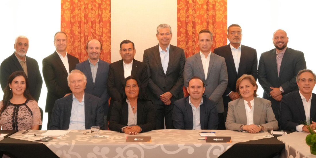 ANCH reconoce a Abelina López por impulsar la reactivación turística de Acapulco.