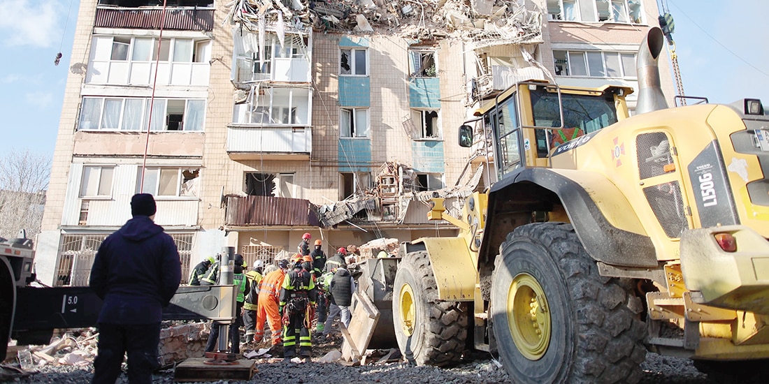 Equipos de rescate retiran escombros tras un ataque ruso en Ternópil, el 19 de noviembre.