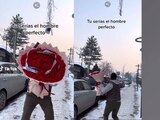 En el Día del Amor y la Amistad, un hombre regala un IPhone a su novia, pero lo amarra a varios globos con helio y el costoso celular se va volando