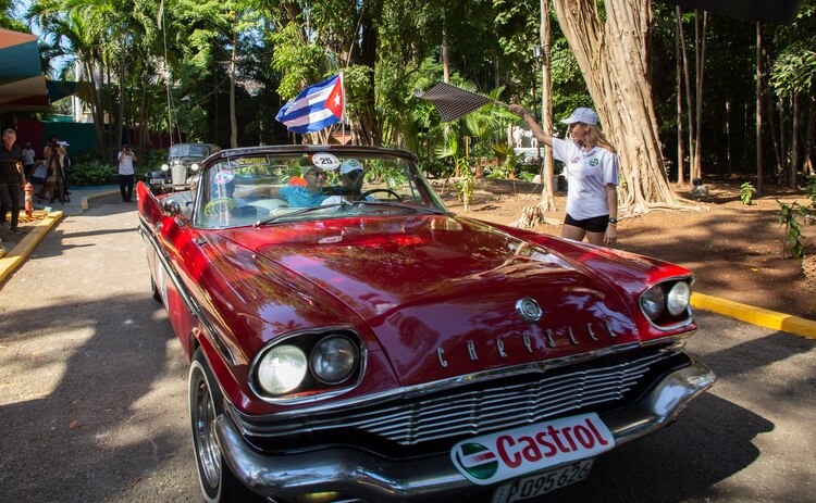 Un vehículo participante parte de la línea de salida durante el Rally de Autos Antiguos anual de La Habana, en La Habana, Cuba, el domingo 3 de diciembre de 2023. El rally celebra el 125to aniversario de la llegada del primer automóvil a la isla