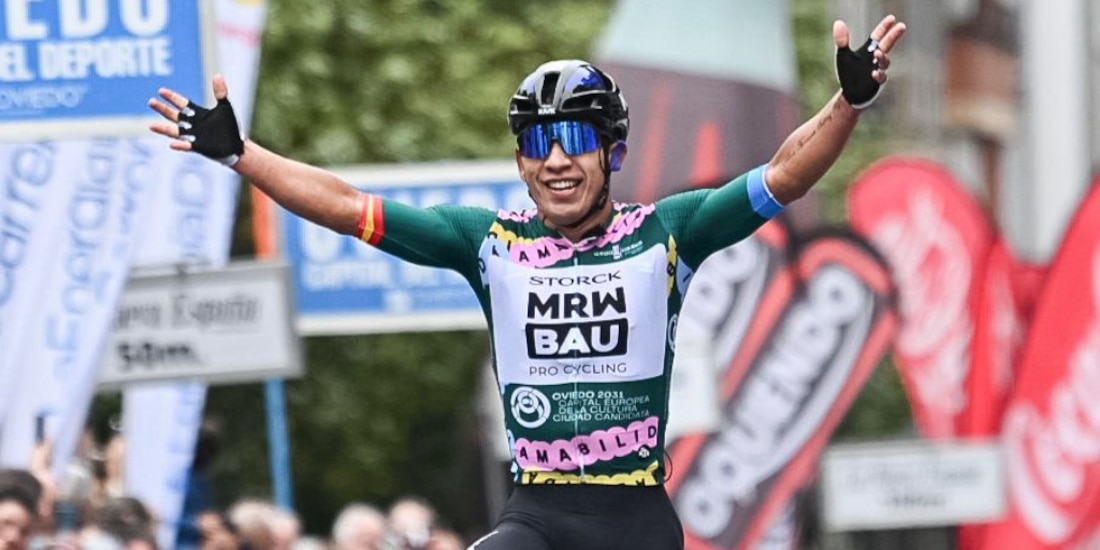 Edgar Cadena celebra su victoria en la última etapa de La Vuelta a Asturias.