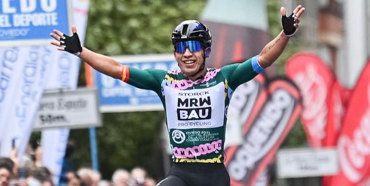 Edgar Cadena celebra su victoria en la última etapa de La Vuelta a Asturias.