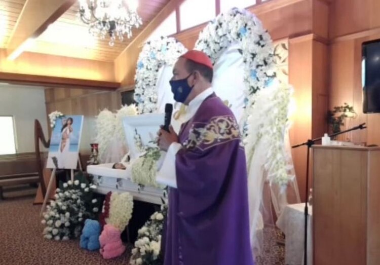 El sacerdote en el funeral