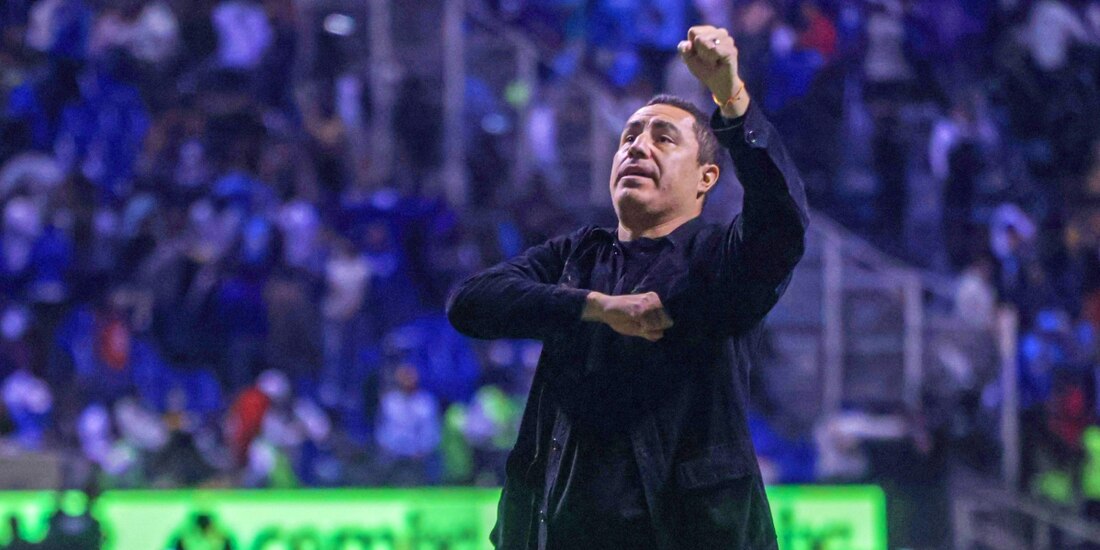 Efraín Juárez, entrenador de los Pumas de la UNAM, en un partido de la Liga MX
