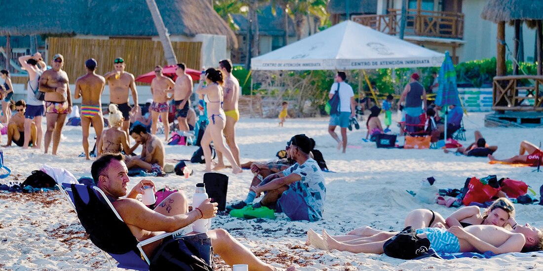Turistas disfrutan del sol en Playa del Carmen, Quintana Roo el pasado 4 de mayo.