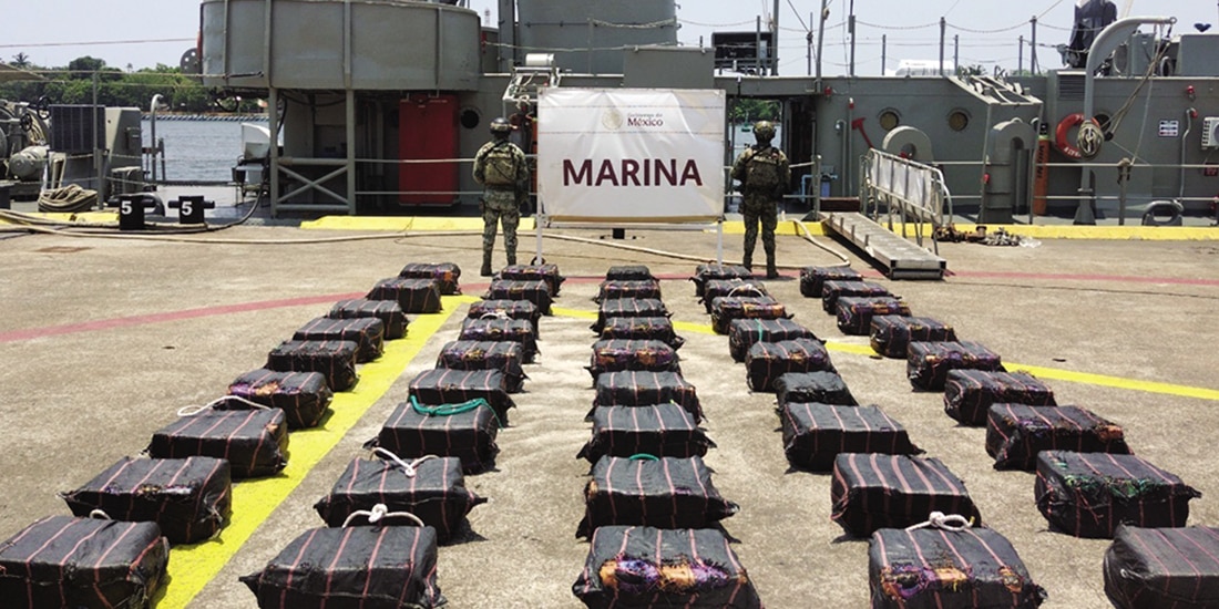 Personal naval, ayer, al custodiar el cargamento que fue entregado a la FGR.