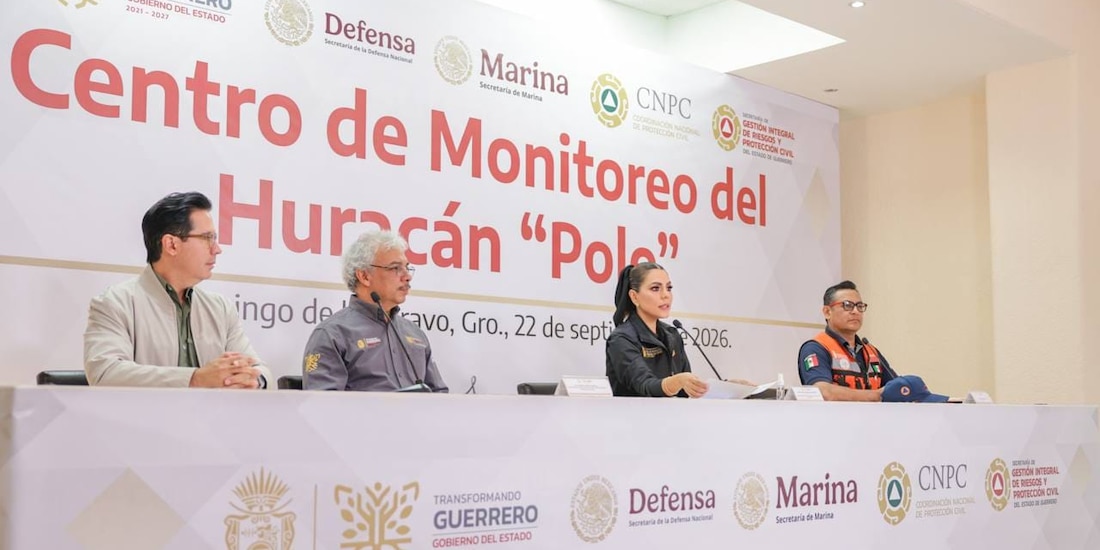 Al centro de la imagen, la Gobernadora constitucional.