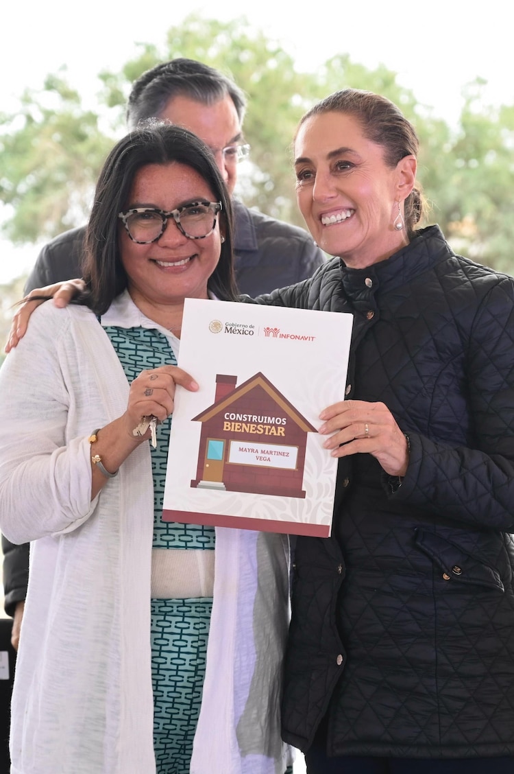 Beneficiaria Mayra Martínez Vega junto a la Presidenta Claudia Sheinbaum.