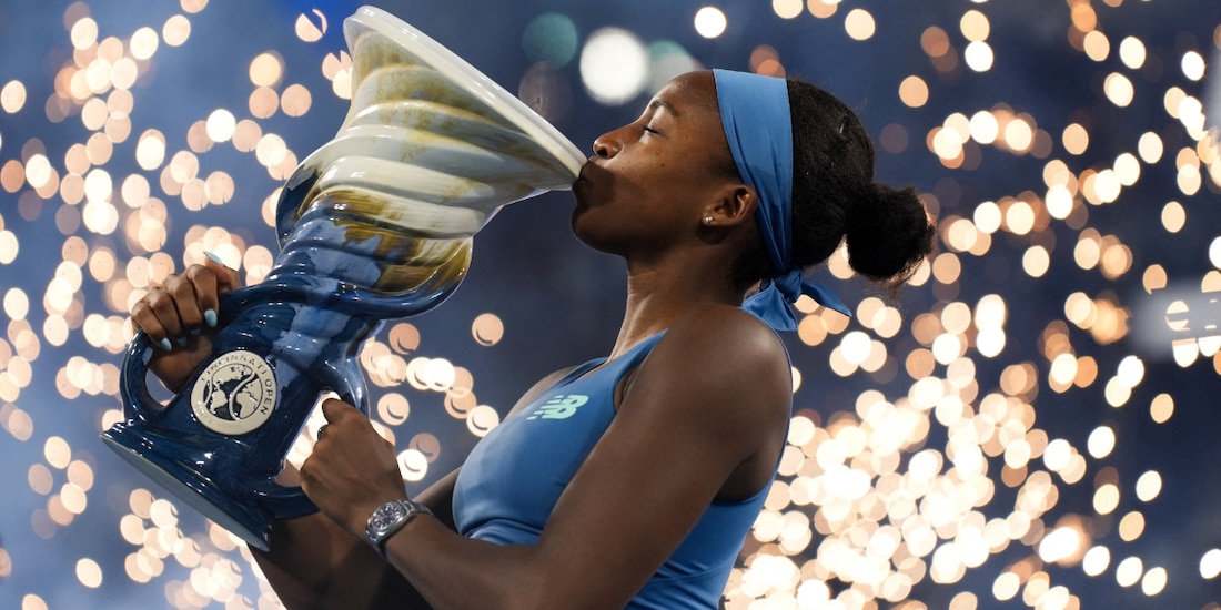 Coco Gauff besa el trofeo que la acredita como campeona del Masters 1000 de Cincinnati.