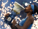 Coco Gauff besa el trofeo que la acredita como campeona del Masters 1000 de Cincinnati.