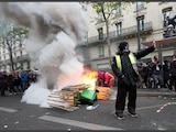Violencia estalla en protestas del Primero de Mayo en París