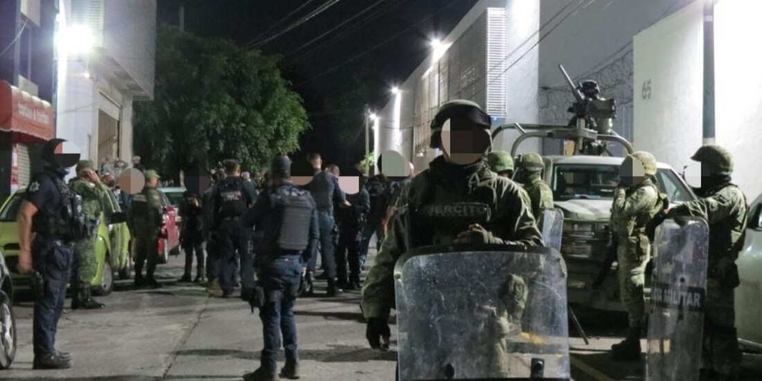 Las autoridades aseguraron armamento y vehículos decomisados.