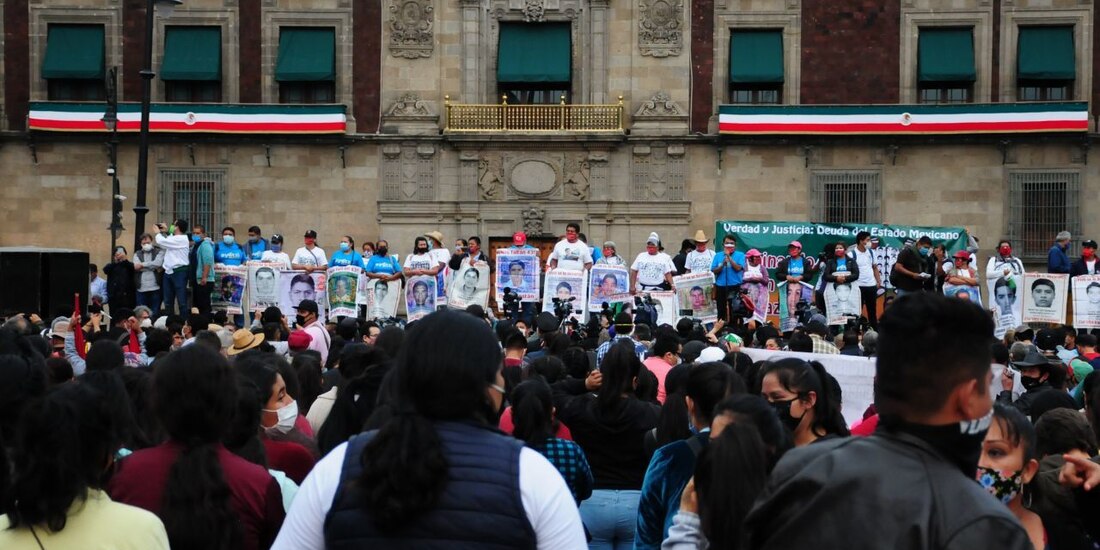 A seis años de la desaparición de los 43 normalistas de Ayotzinapa, los padres de los jóvenes estudiantes marcharon desde el Ángel de la Independencia hasta la plancha del Zócalo.