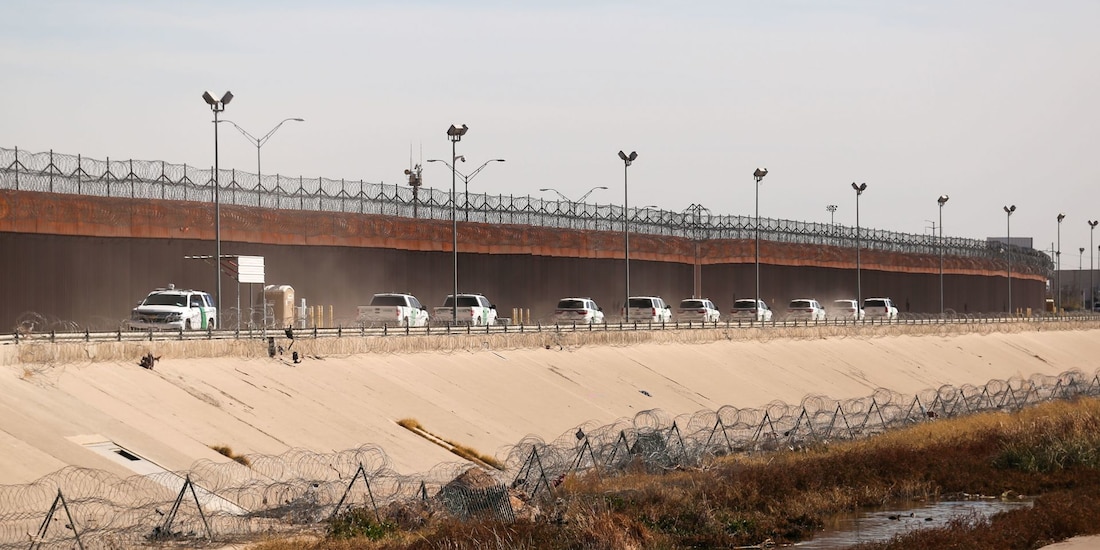 En la imagen, vehículos de la Patrulla Fronteriza en recorridos.