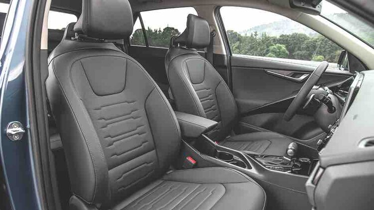 Las vestiduras de los asientos se perciben durables.