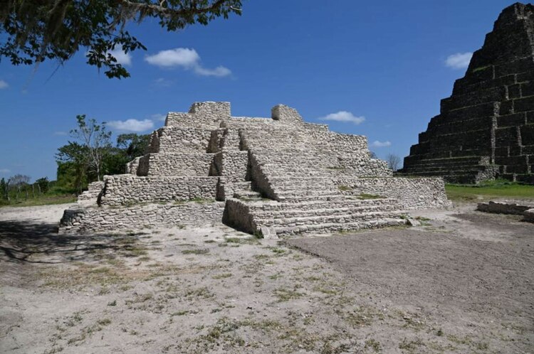Descubren una veintena de entierros ofrendados a un templo-pirámide del sitio maya Moral-Reforma.