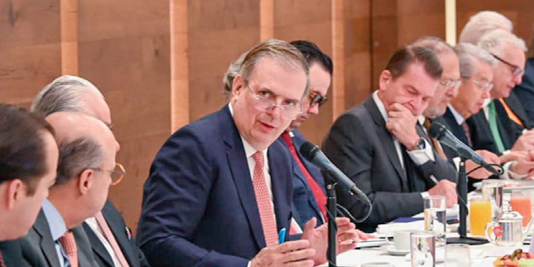 EL SECRETARIO de Economía, Marcelo Ebrard (c.), ayer, con el CCE.