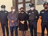 Anabell Ávalos junto a personas de seguridad, días antes del asalto en su vivienda.