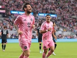 Leo Messi celebra uno de sus goles junto a Germán Berterame.