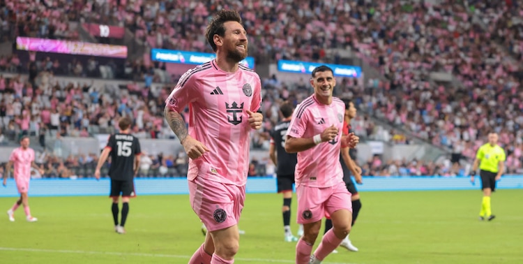 Leo Messi celebra uno de sus goles junto a Germán Berterame.