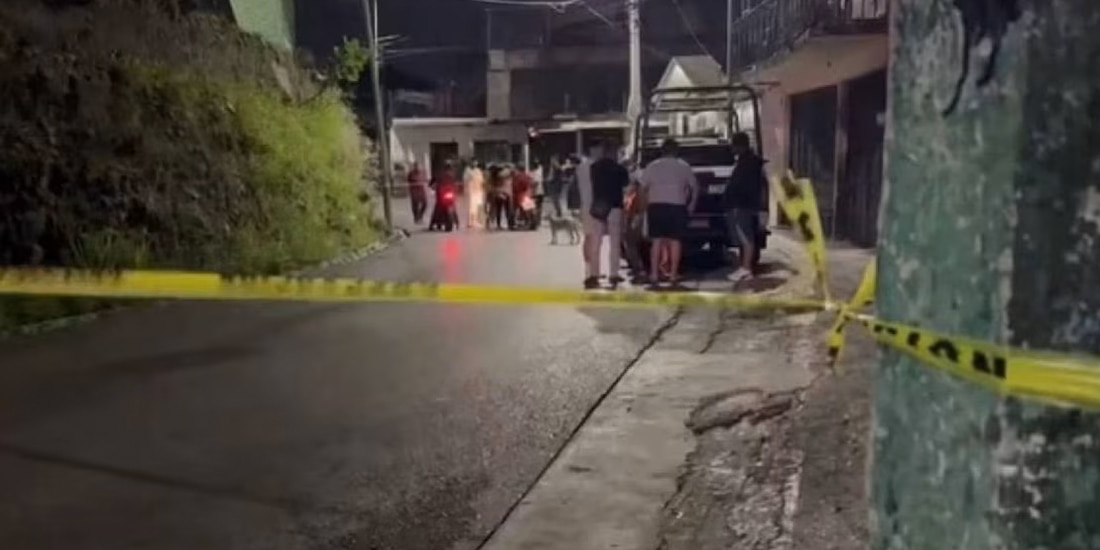 Elementos de la FGJ de Morelos al arribar a la escena del crimen en la colonia Chulavista, Cuernavaca, el 26 de septiembre.