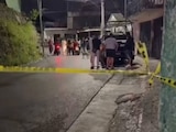 Elementos de la FGJ de Morelos al arribar a la escena del crimen en la colonia Chulavista, Cuernavaca, el 26 de septiembre.
