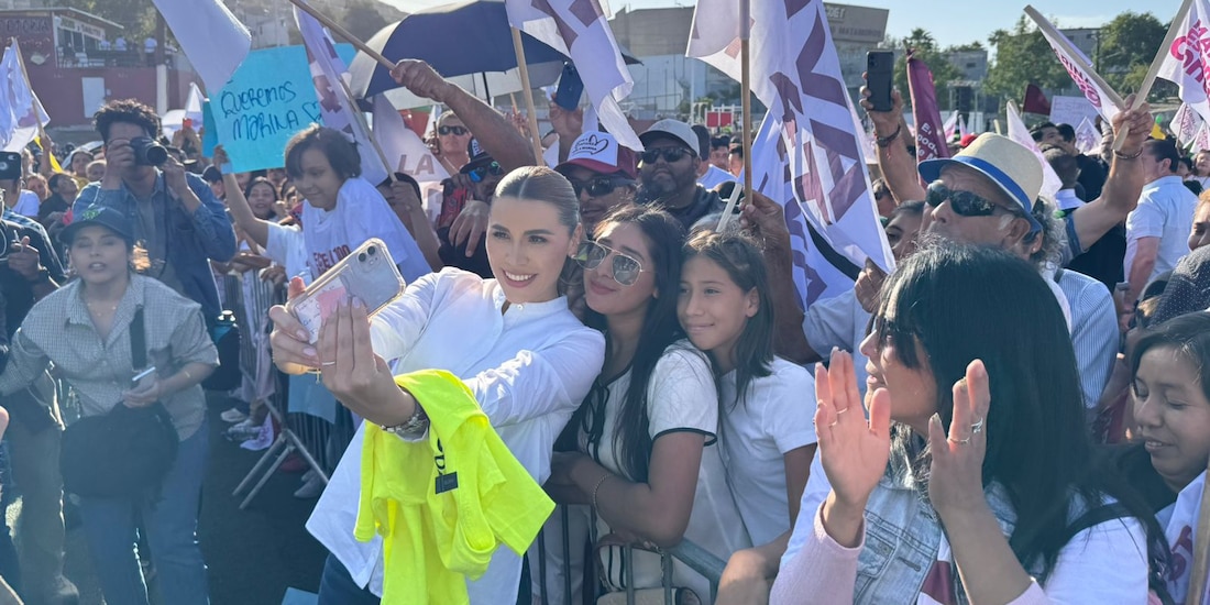 Marina del Pilar Avila Olmeda con habitantes de la entidad.