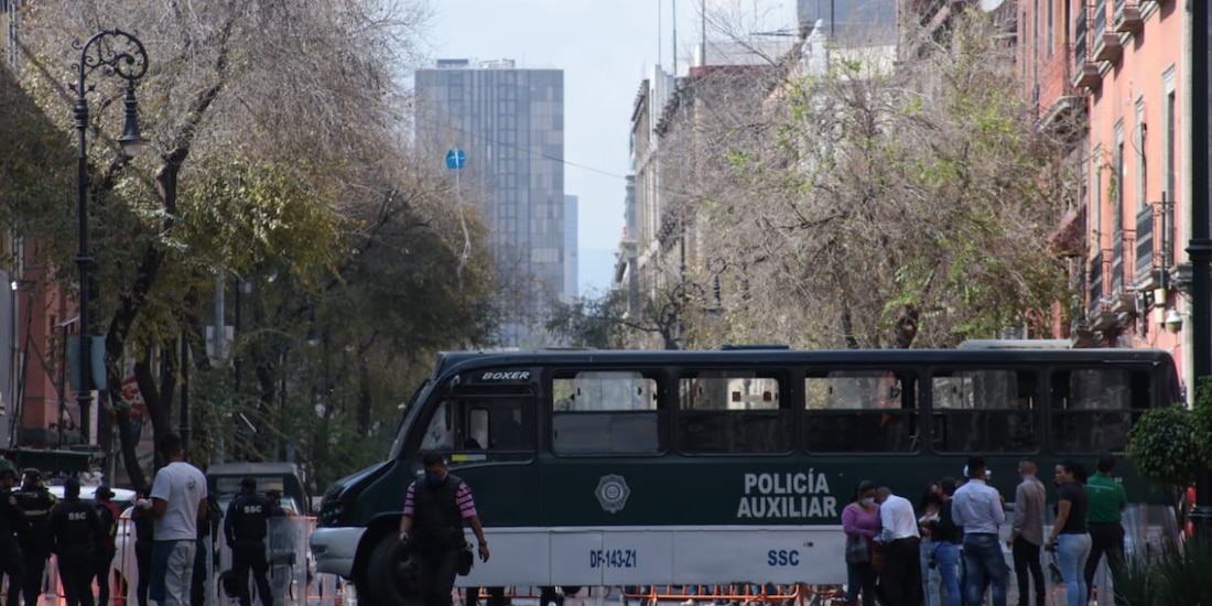 Elementos de la policía temen un plantón en la plancha del Zócalo.