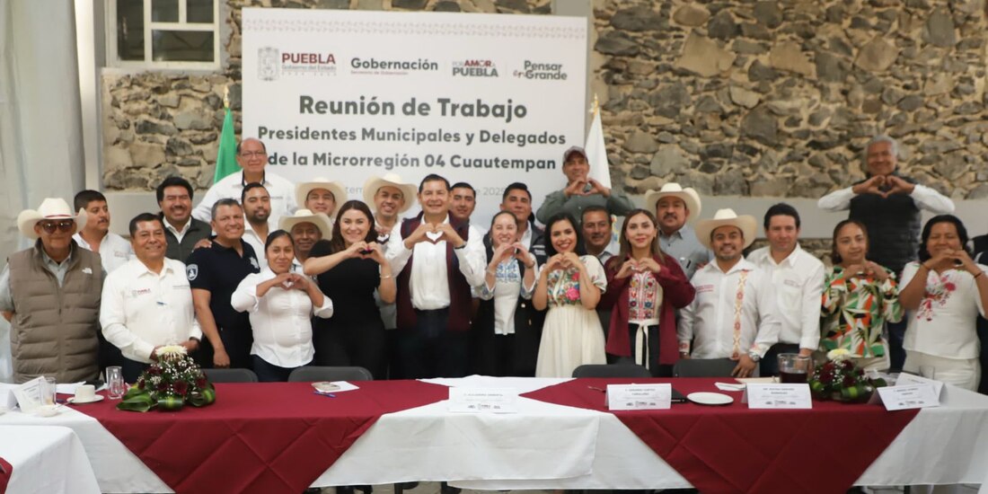 Al centro de la imagen el Gobernador de Puebla.