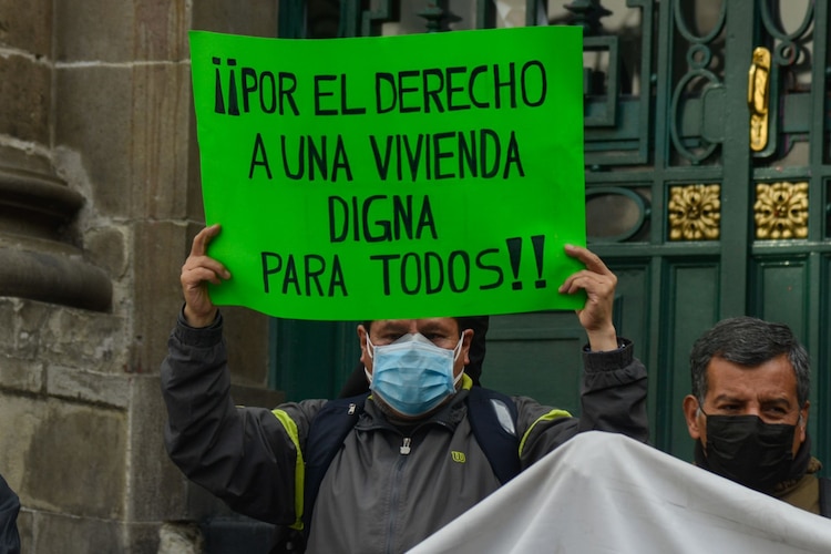 Integrantes del colectivo Bloque Urbano Popular en una manifestación en CDMX.