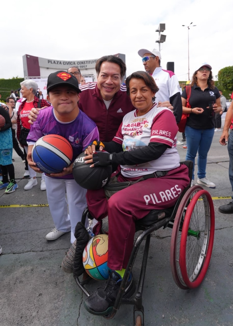 Mario Delgado, titular de la SEP, encabezó la Clase Nacional de Baloncesto en la alcaldía Venustiano Carranza.