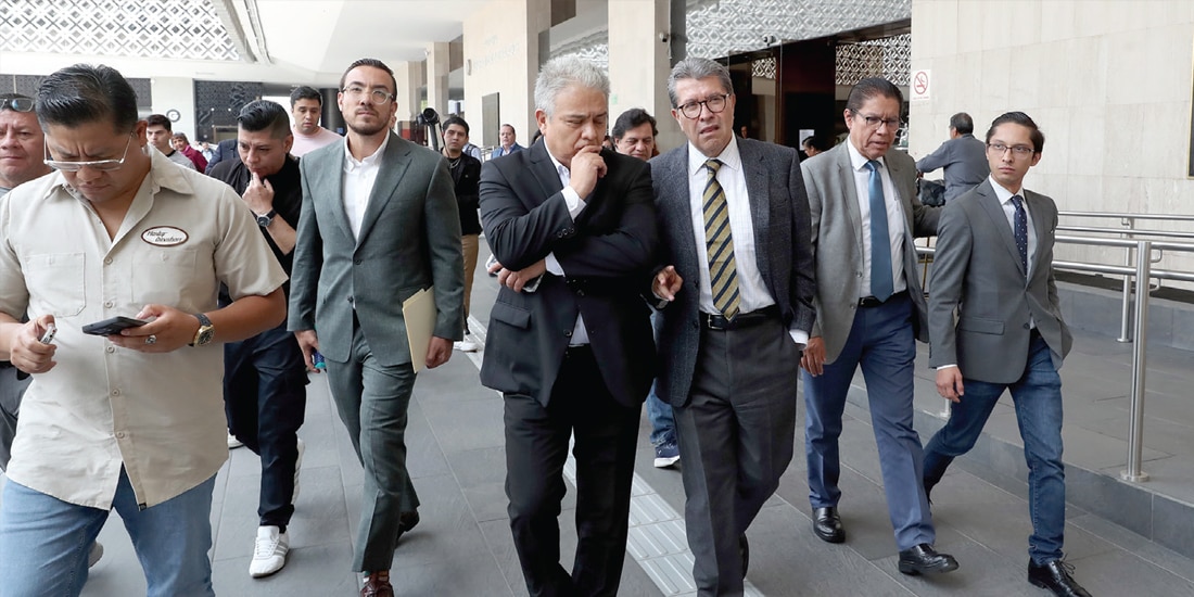 EL DIPUTADO
Ricardo Monreal
(3.o de der. a izq.),
ayer, al salir de San
Lázaro.