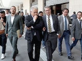 EL DIPUTADO
Ricardo Monreal
(3.o de der. a izq.),
ayer, al salir de San
Lázaro.