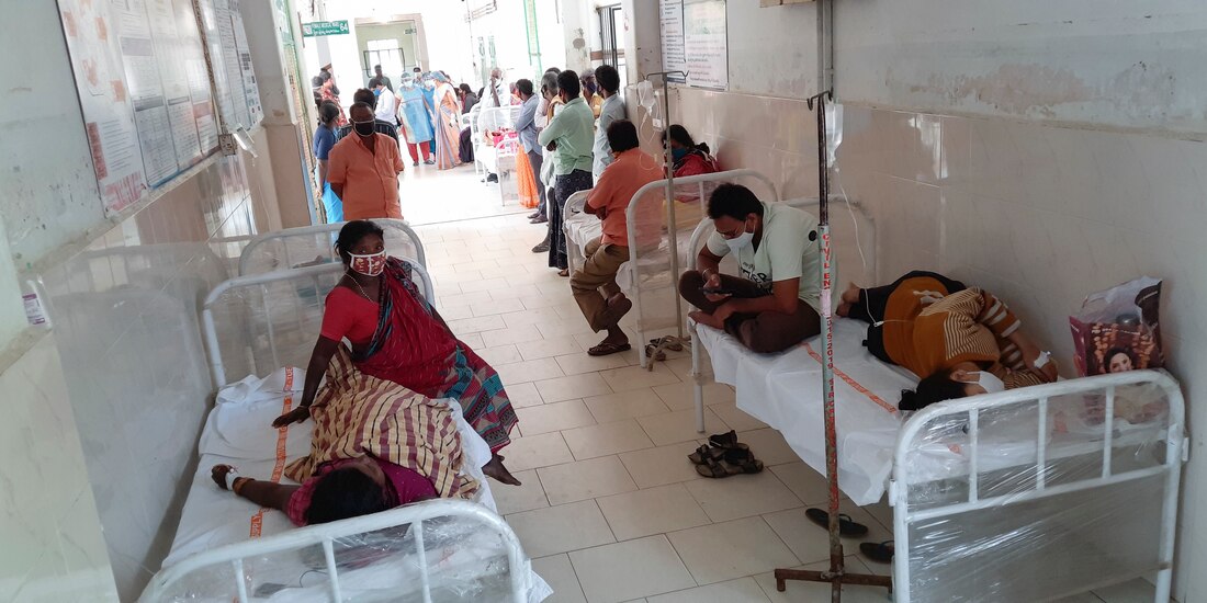 Pacientes del hospital distrital en Eluru, estado de Andhra Pradesh, India, el domingo 6 de diciembre de 2020.