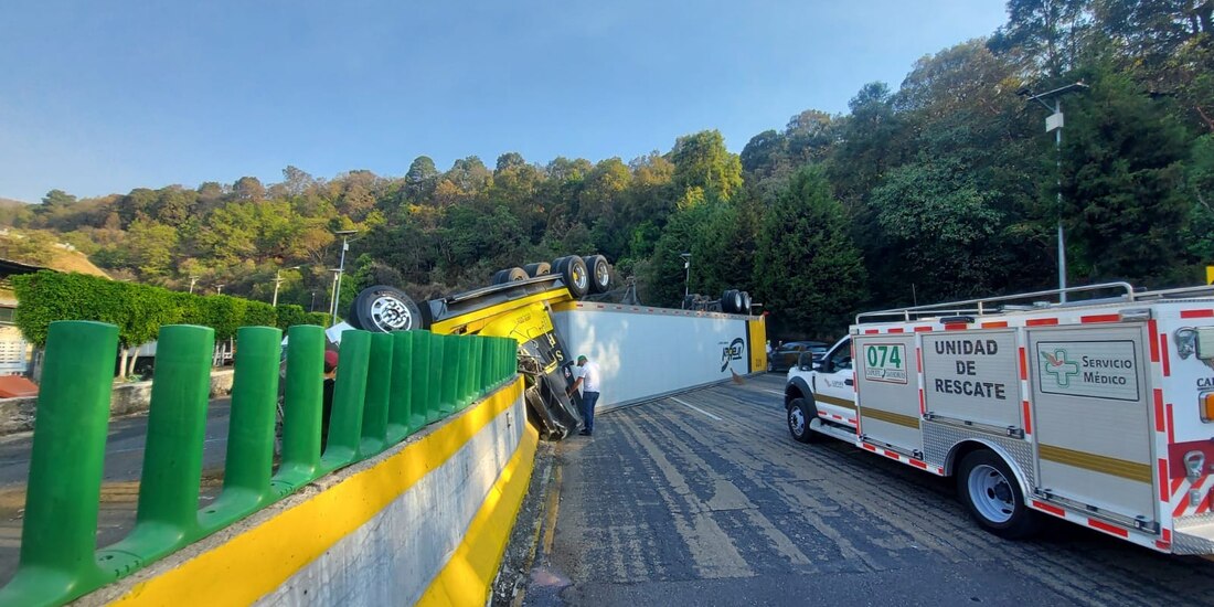Cierre intermitente de circulación por accidente vial en autopista México-Cuernavaca.