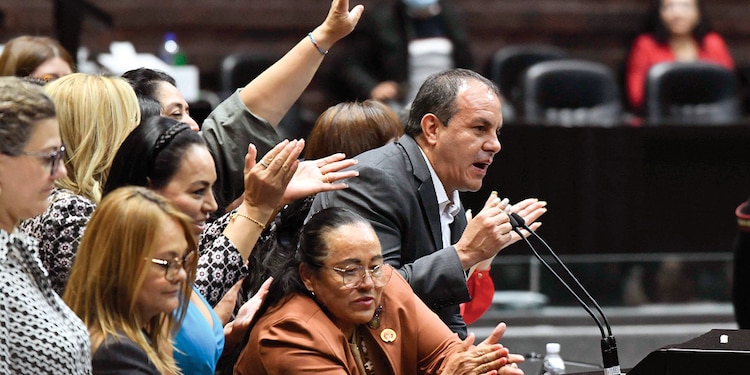 EL DIPUTADO Cuauhtémoc Blanco es arropado por diputadas de Morena, que gritan “¡no estás solo!”, durante la sesión en la que se desechó la solicitud para su desafuero, el 25 de marzo.
