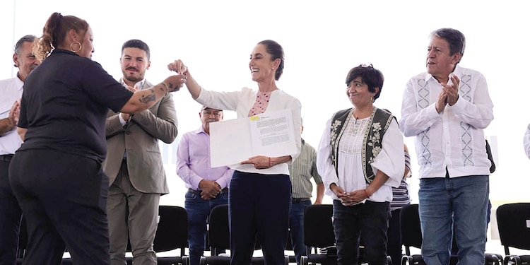 La presidenta Claudia Sheinbaum, flanqueada por el gobernador Samuel García y Edna Elena Vega, secretaria de Desarrollo Agrario, ayer, en la entrega de viviendas en Juárez, NL.