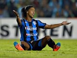 Ronaldinho se lamenta durante un juego por su paso con el Querétaro.