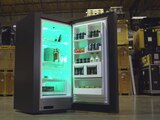 El mini refrigerador de Xbox irradia luz verde en su interior, un toque característico
de la marca