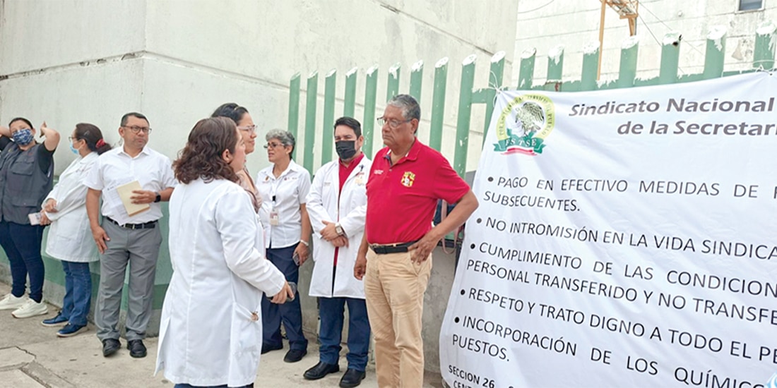 ASPECTO de la manifestación de los trabajadores de salud, médicos y administrativos, ayer, en el municipio de Zaragoza.
