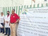 ASPECTO de la manifestación de los trabajadores de salud, médicos y administrativos, ayer, en el municipio de Zaragoza.