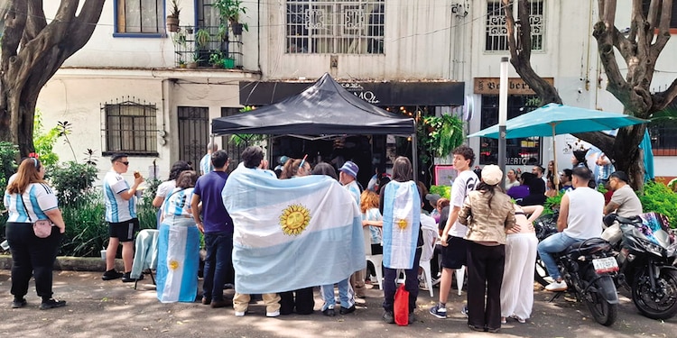 Hinchas albicelestes, afuera de un restaurante de la CDMX.