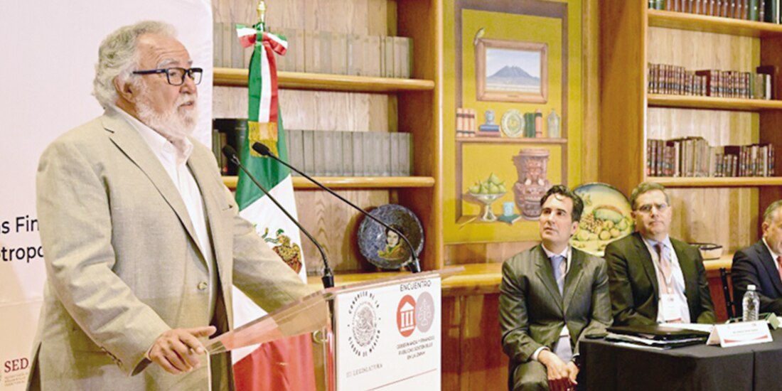 Alejandro Encinas al participar en el foro sobre la ZMVM, ayer.