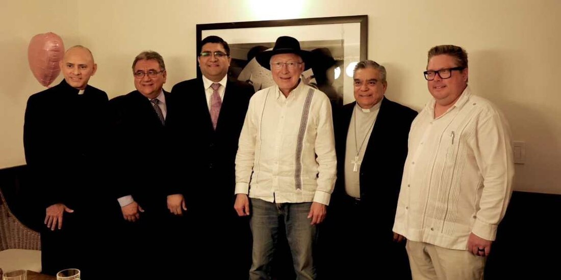 Ken Salazar pide sumar a sacerdotes en mesas de temas de seguridad.