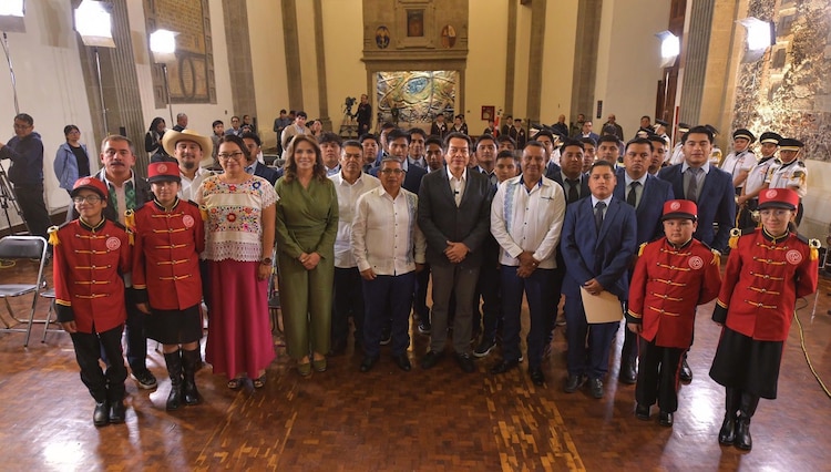 Autoridades educativas y de la Lotería Nacional celebran el centenario de la Escuela Normal Rural “Raúl Isidro Burgos” de Ayotzinapa.